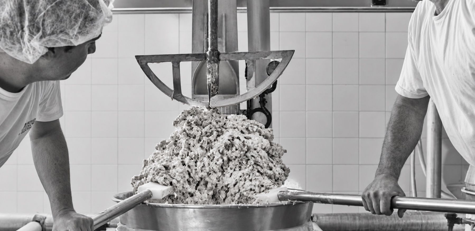 Maestros turroneros trabajando la masa de turrón