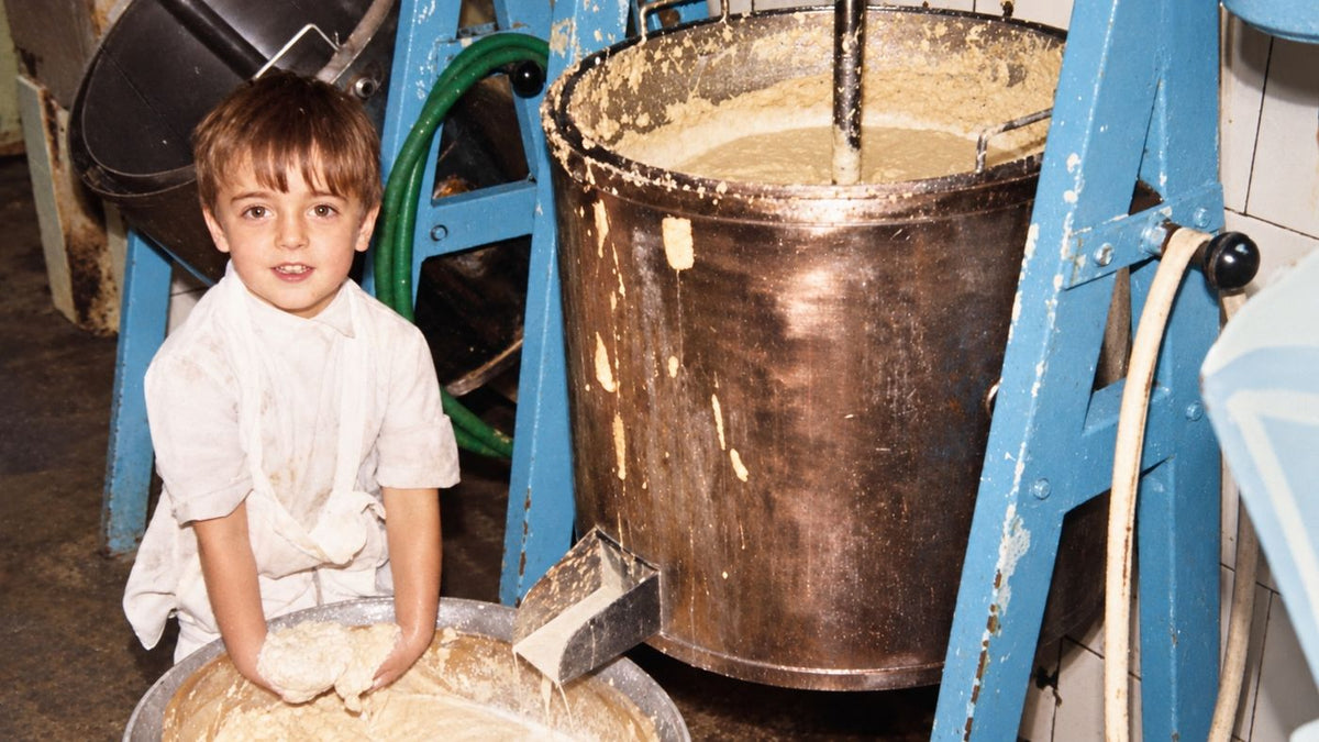 Albert de niño junto a una caldera de turrón en el obrador familiar
