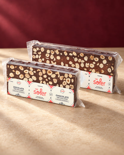 Dos turrones de chocolate 60 % con avellanas de Can Soler en su envase transparente con la etiqueta de la marca