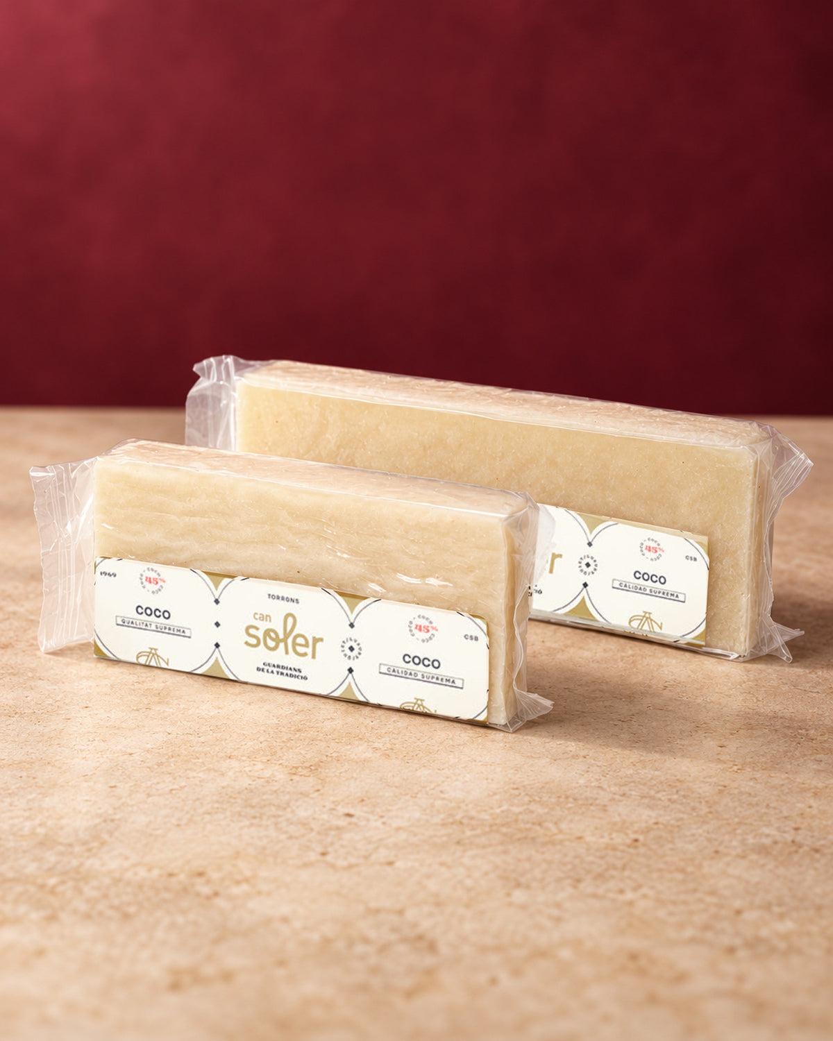 Dos turrones de coco de Can Soler en envase transparente con la etiqueta blanca y dorada de la marca