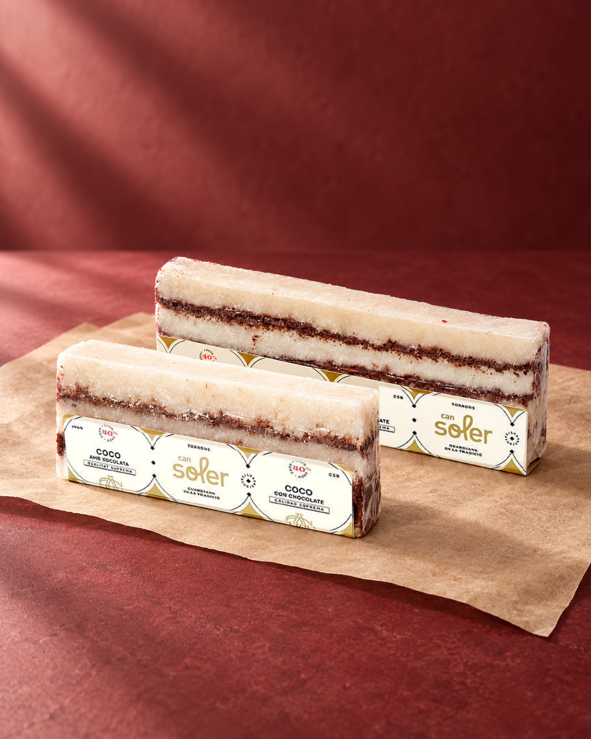 Dos tamaños de turrón de coco con chocolate de Can Soler en envase transparente, con las capas a la vista