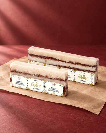 Dos tamaños de turrón de coco con chocolate de Can Soler en envase transparente, con las capas a la vista
