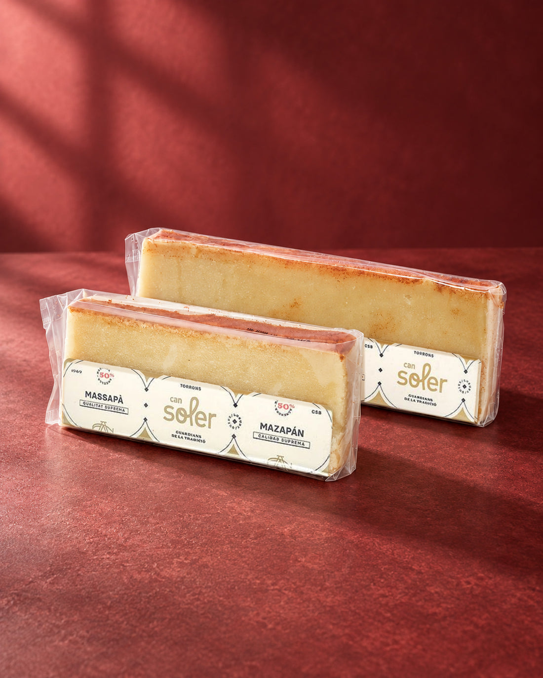 Dos tamaños de turrón de mazapán de Can Soler en envase transparente con etiqueta en catalán y castellano