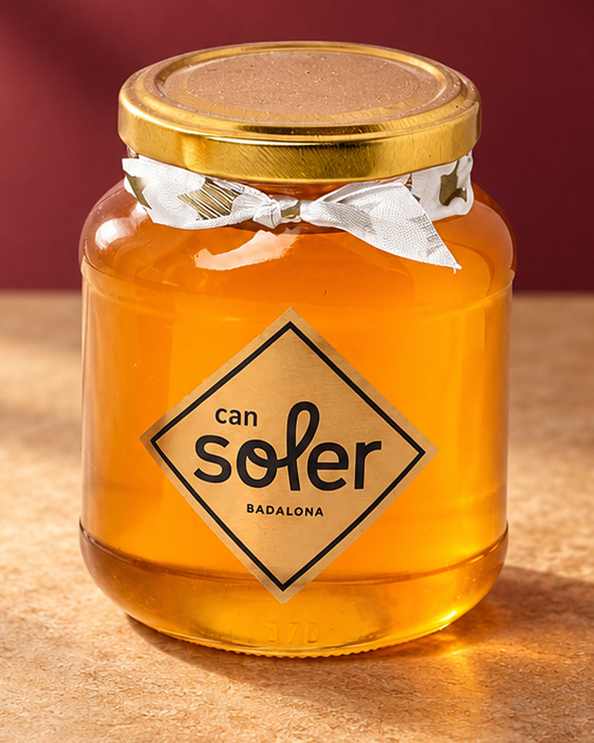 Detalle del tarro de miel natural de azahar de Can Soler, con tapa dorada y etiqueta de la marca