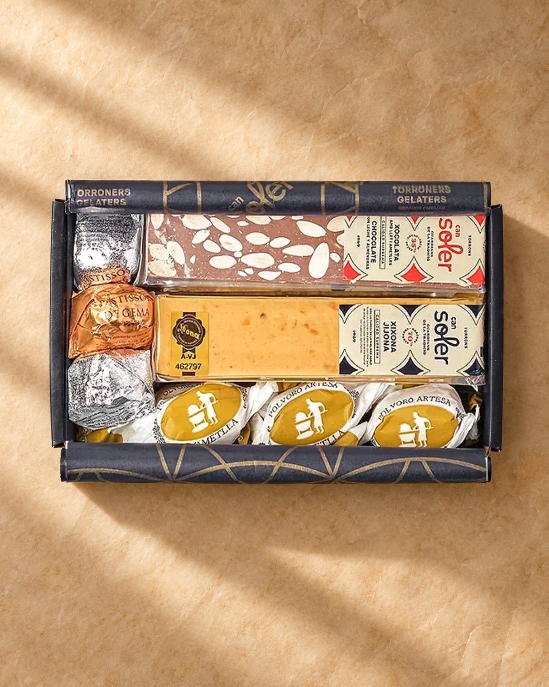 Pack degustación «Somos 2 en casa» de Can Soler abierto: turrones de chocolate y de Jijona, pastelitos y polvorones