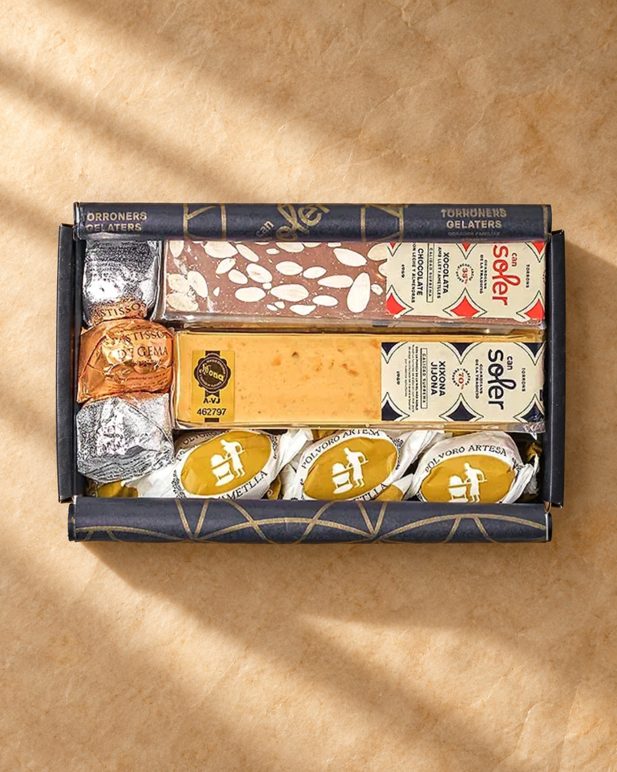 Pack degustación «Somos 2 en casa» de Can Soler abierto: turrones de chocolate y de Jijona, pastelitos y polvorones