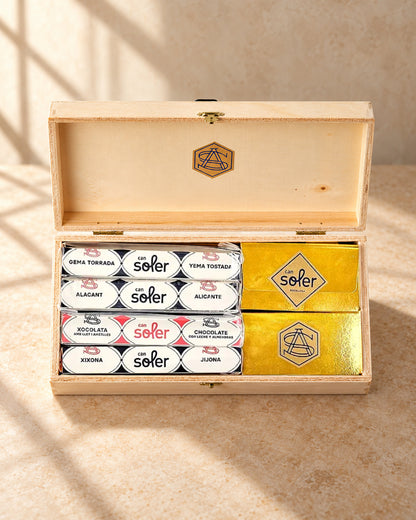 Pack degustación «Con 8 basta» de Can Soler: cofre de madera abierto con cuatro turrones y dos cajas doradas de la marca