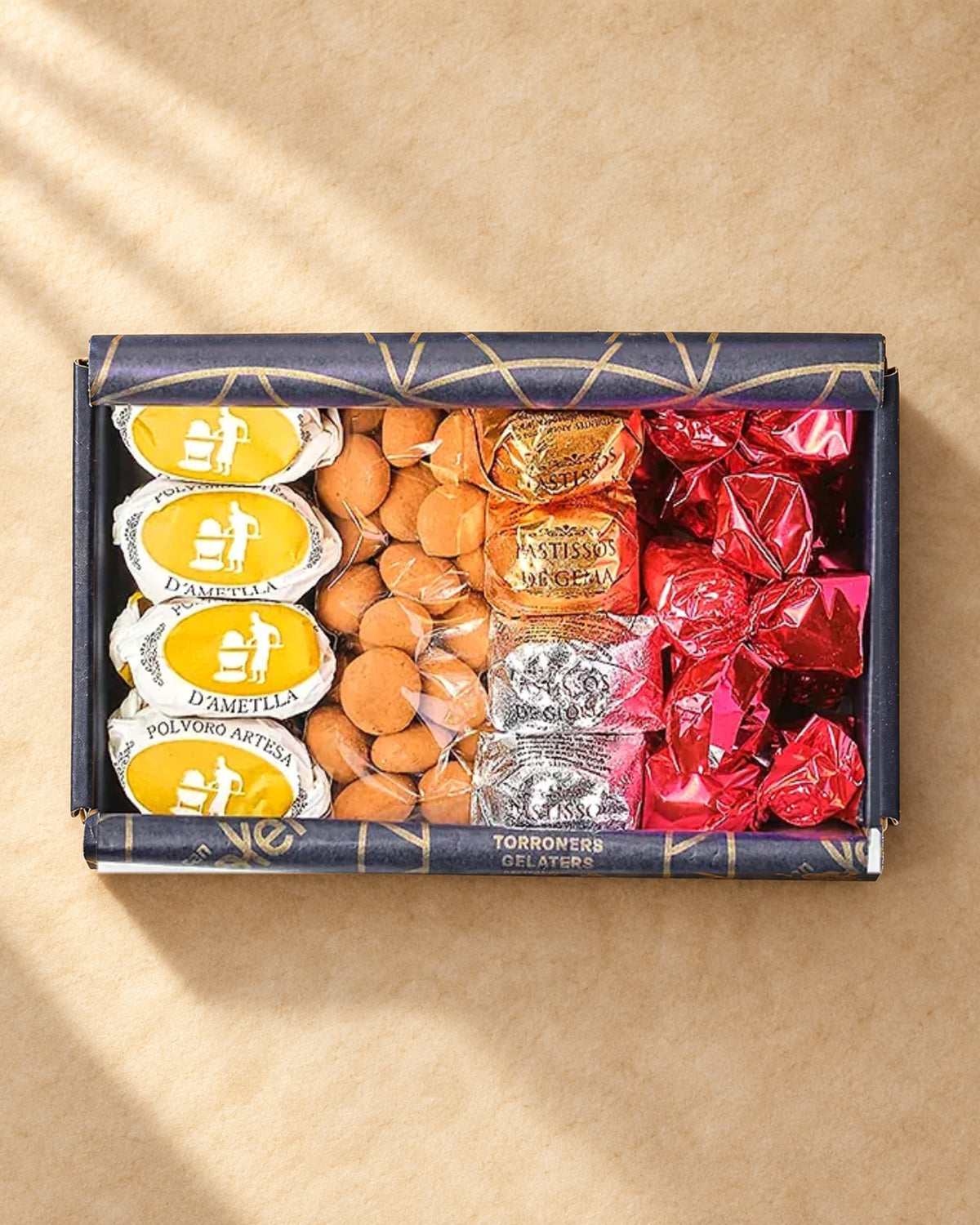 Vista desde arriba del pack degustación de dulces navideños de Can Soler: bandeja negra con polvorones, pastelitos y bombones