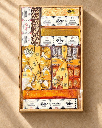Pack degustación «Familiar» de Can Soler en caja de madera con turrones variados, polvorones y pastelitos atados con lazo dorado
