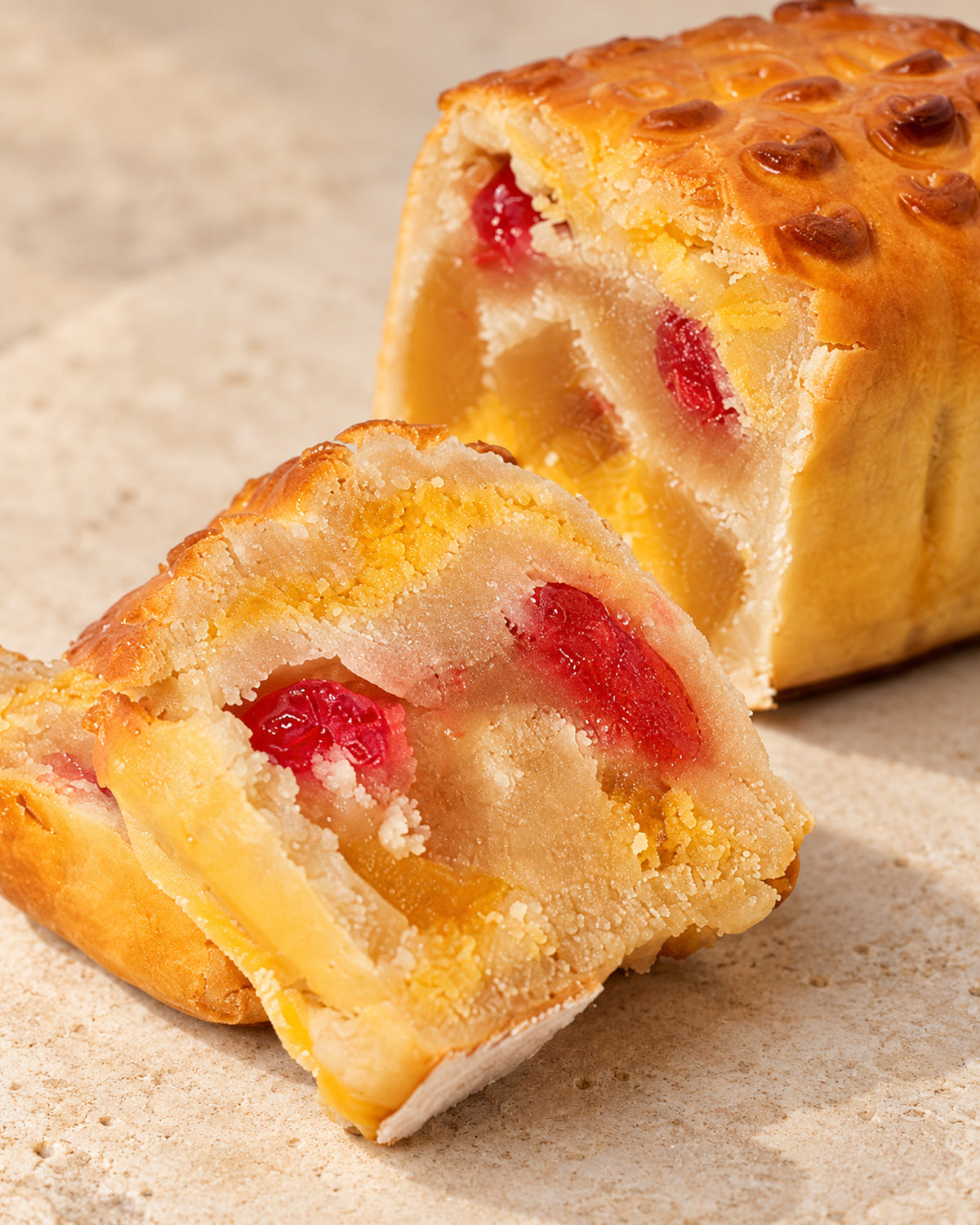 Primer plano de la textura del Pan de Cádiz de Can Soler, de mazapán con fruta confitada roja y ámbar en el corte