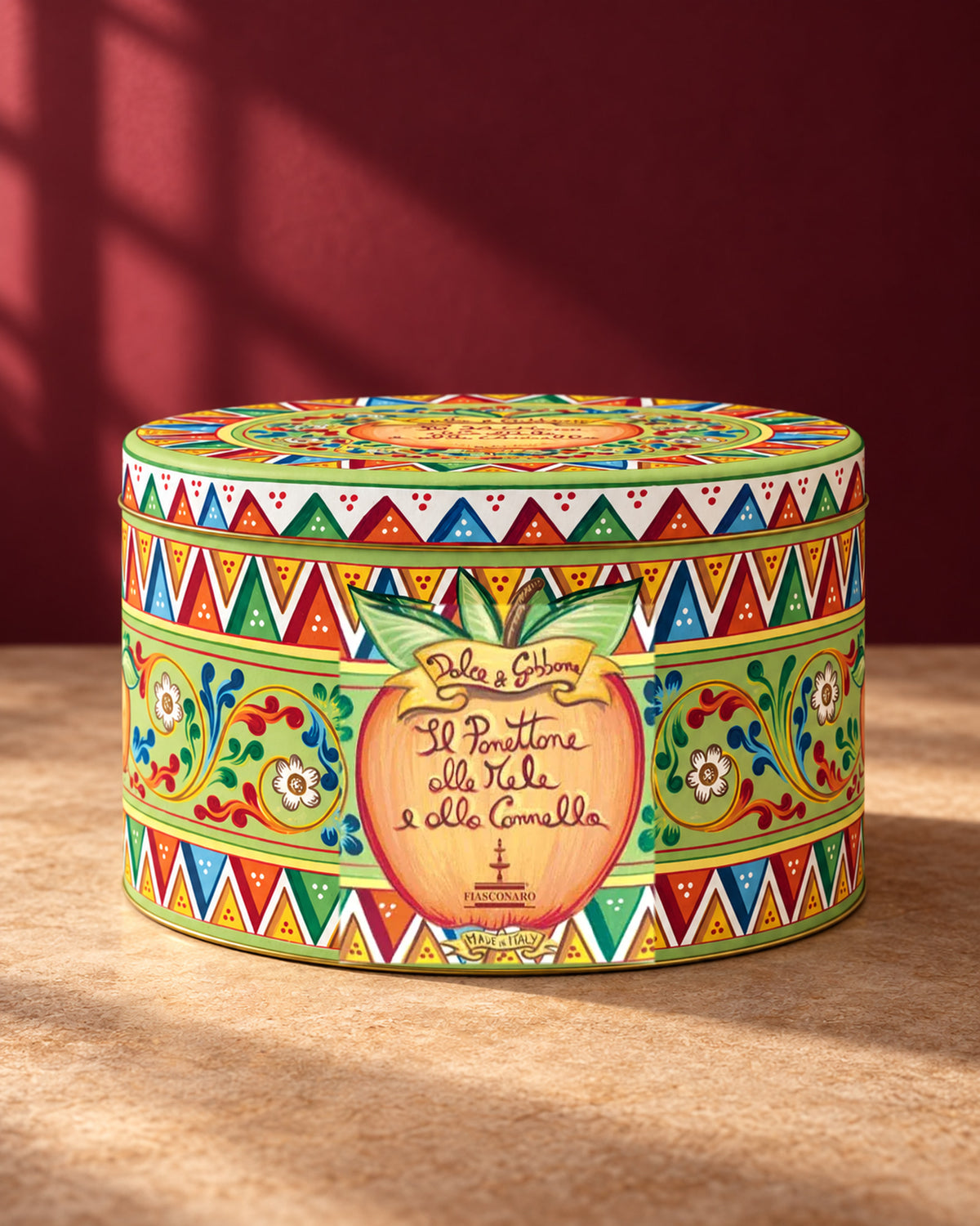 Lata redonda decorada con motivos de colores del panettone Fiasconaro edición Dolce&Gabbana de manzana y canela