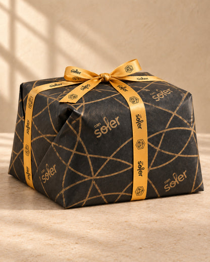 Panettone Fiasconaro de chocolate envuelto para regalo en el papel negro y dorado de Can Soler con cinta dorada