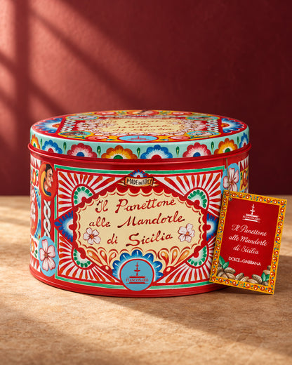 Lata redonda roja y turquesa del panettone Fiasconaro edición Dolce&Gabbana de almendra, con su etiqueta colgante roja