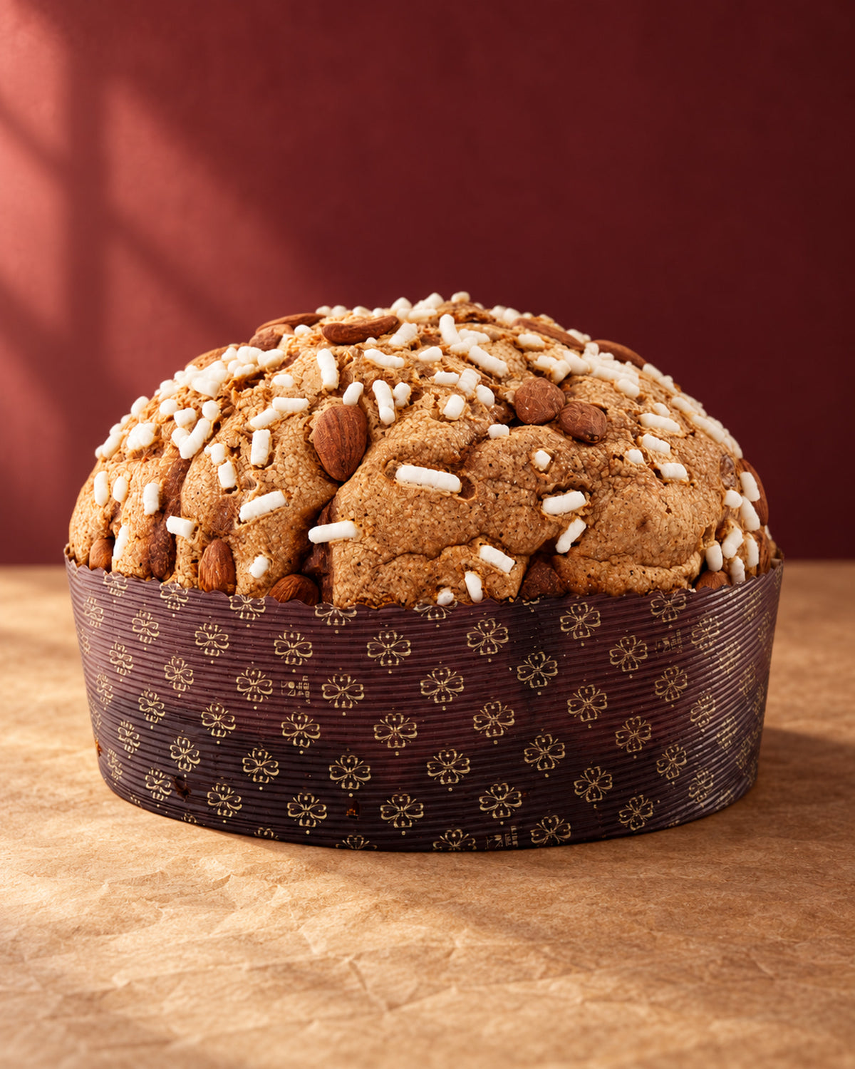 Panettone Fiasconaro edición Dolce&Gabbana de almendra entero, con almendras y azúcar perlado sobre la corteza, en su molde
