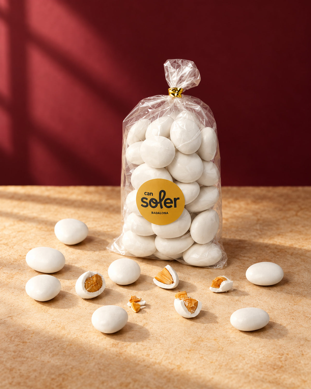 Peladillas de Can Soler en bolsa transparente con etiqueta amarilla, junto a peladillas sueltas y algunas partidas