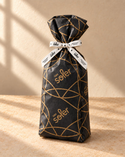 Peladillas de Can Soler envueltas para regalo en papel negro con dibujo dorado y cinta blanca de la casa