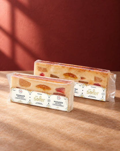 Dos tamaños de turrón de mazapán con fruta de Can Soler en envase transparente, con la fruta confitada a la vista